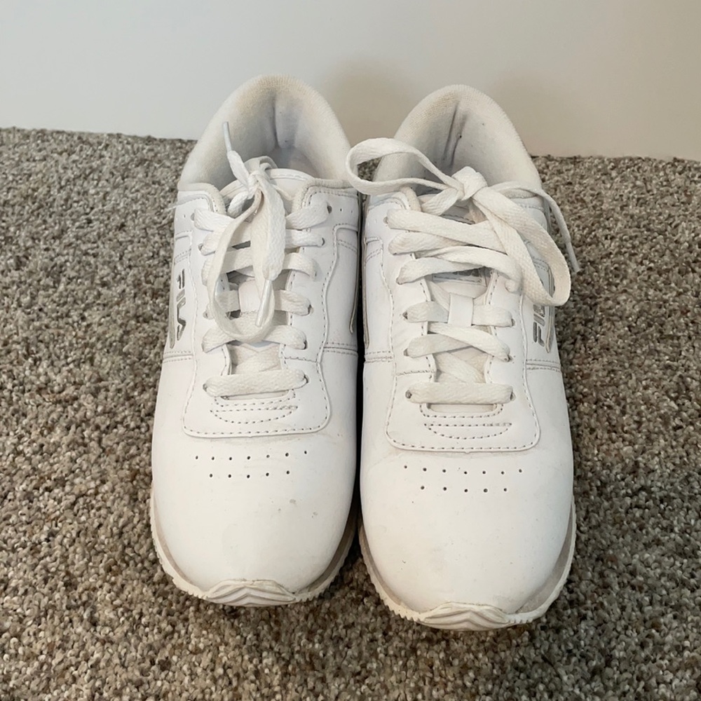 Comfortable FILA white tennis shoes!